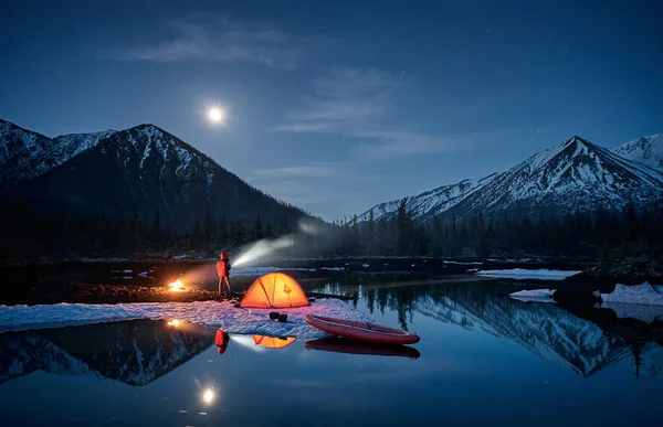 Vy över camp liv i en fjällterräng. Sjön med kanot — Stockfoto