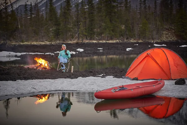 Vue sur la vie de camp en terrain montagneux. Lac rivage avec canot — Photo