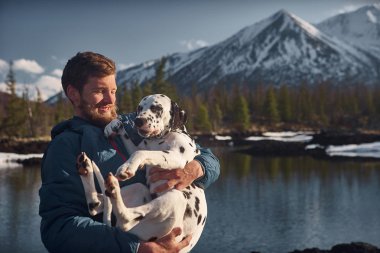 Köpeği ile açık havada dağ arazi oynayan adamım
