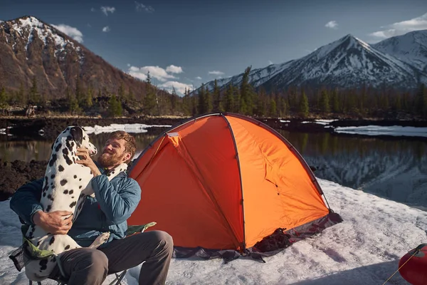 Homme jouant avec son chien au camping en plein air — Photo