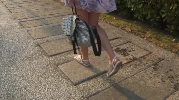 Detail of womans feet walking through city on pavement. Slow motion. — Stock Video