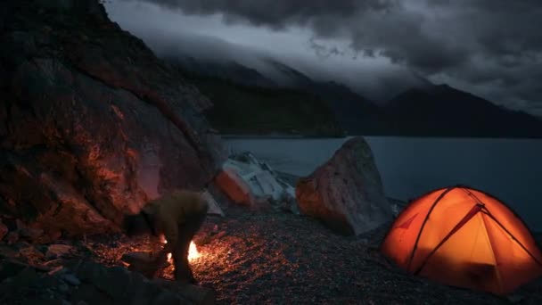 Prazo de acampamento noturno e chama perto da lagoa — Vídeo de Stock