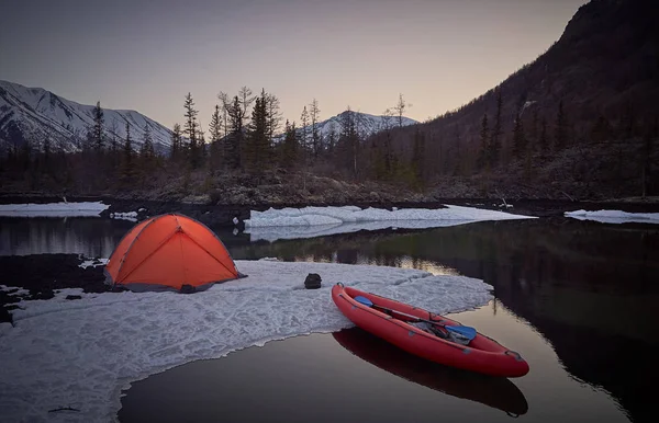 Camping con tienda de campaña naranja y canoa en un lago — Foto de Stock