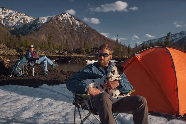 Pareja con su perro dálmata en el campamento al aire libre terreno de montaña — Foto de Stock