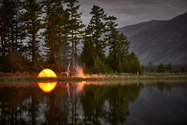 Tienda naranja en la costa del lago por la noche . — Foto de Stock