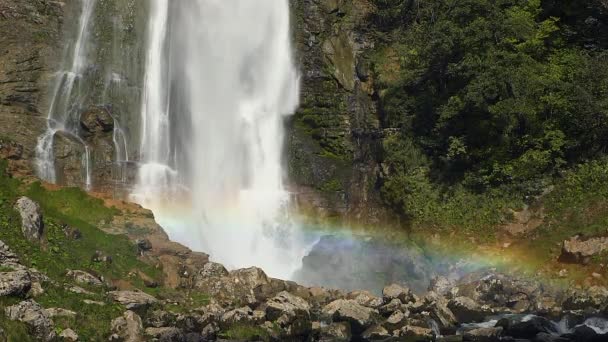 Cascada escénica con arco iris. Grabación en cámara lenta — Vídeo de stock