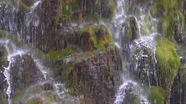 滝スローモーション 100 fps ループのクローズ アップ表示 — ストック動画