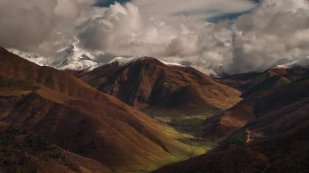 在山里的山谷和村庄的云朵的时光流逝 — 图库视频影像
