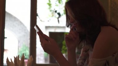 Kafede kahve içme telefon üzerinde app gülümseyen kullanan Smartphone kız.