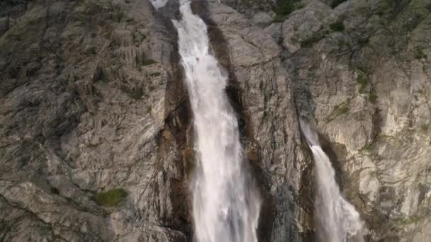 Aerial flygning med drönare över vattenfallet Mazeri. Slow motion sköt — Stockvideo