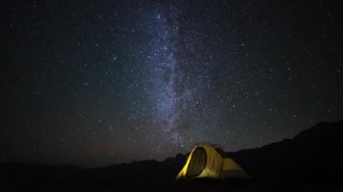 Zaman atlamalı, kamp, çadır ve gece kamp ateşi