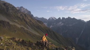 Hava güneşli bir sonbahar veya ilkbahar dağlar giden bir adam kadeh