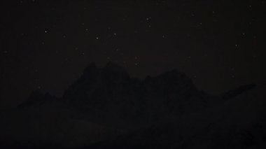 Ayın yükselişine dağ gecede Timelapse gökyüzü yıldız.