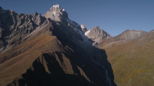 Drone lövés egy kopasz hegyek napsütötte nyári nap Grúziában — Stock videók