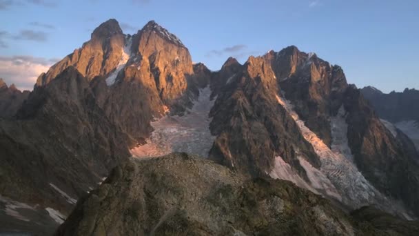 Vídeo aéreo del glaciar en montañas sin nieve en la tarde soleada, georgia — Vídeo de stock