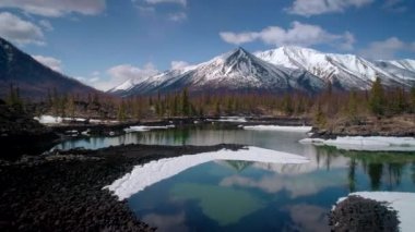 Buz ile dağların yüzen ile göl üzerinde uçan