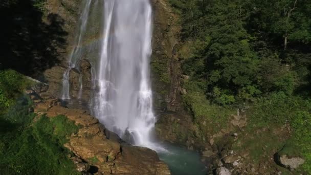 スローモーションで大きなしぶき滝の空中ショット夏ジョージア — ストック動画