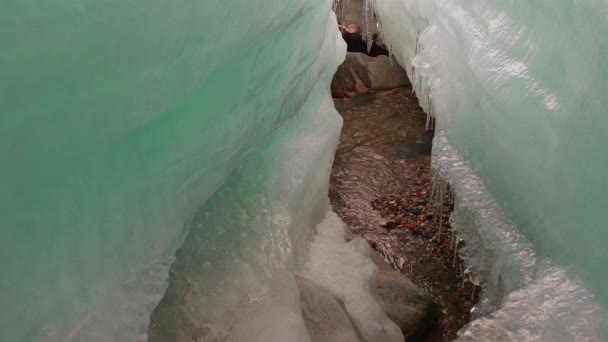 Corriente que fluye bajo la gran grieta de hielo derretida — Vídeos de Stock