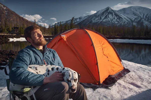 Homme jouant avec son chien à l'extérieur terrain de montagne — Photo