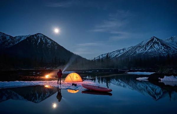 Vy över camp liv i en fjällterräng. Sjön med kanot — Stockfoto