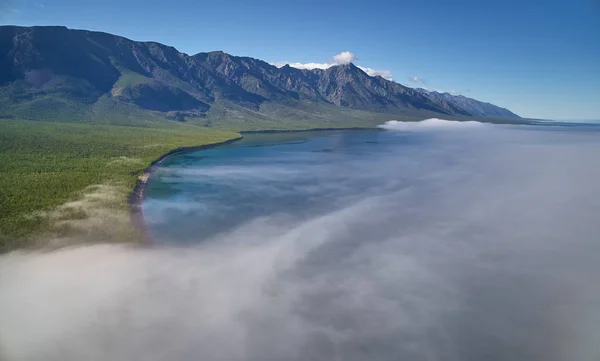 湖景与阳光照耀到岩石坡和晨雾在湖贝加尔湖表面 — 图库照片