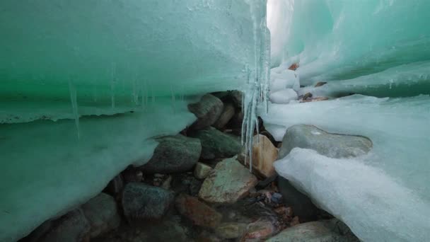 Grieta de hielo y carámbanos que se derriten en primavera — Vídeos de Stock