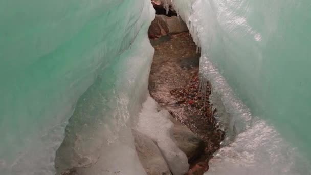 Ποταμάκι που τρέχει μεταξύ τήξης μπλοκ του πάγου — Αρχείο Βίντεο