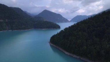 Hava flythrough güzel göl ve dağ. Gürcistan'daki Inguri