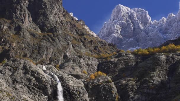 Cascade en haute montagne en Géorgie, heure d'automne . — Video