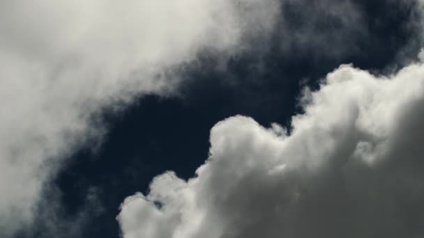 Bolyhos fehér felhők alatt kék ég idő telik mozgás háttér. — Stock videók