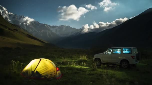 Campamento por la noche con coche . — Vídeos de Stock