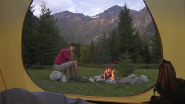 Kamp kamp ateşi ve açık havada, çadır ile yavaş, adam.