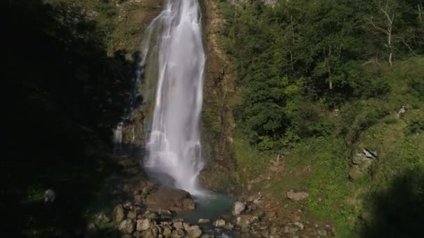ralenti s'élevant au-dessus de la cascade dans la forêt verte de la géorgie 