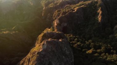 Gürcistan'daki antik küçük kale ile keskin kayalar üzerinde uçan