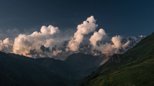 Timelapse de nuvens nas montanhas ao pôr do sol — Vídeo de Stock