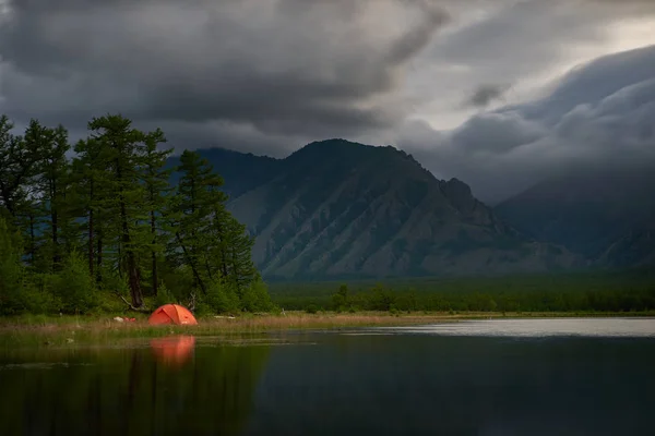 Orange tält på kusten av lake på natten. — Stockfoto