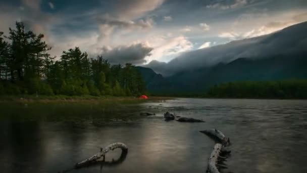 Zeitraffer des nächtlichen Zeltens am See in den Bergen — Stockvideo