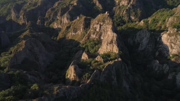 Sorvolando le rocce taglienti con l'antica piccola fortezza in georgia — Video Stock