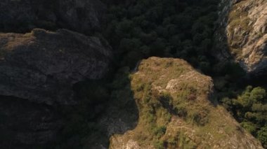 Keskin kayalara ve kanyonlar Gürcistan'daki atış uçan uçak