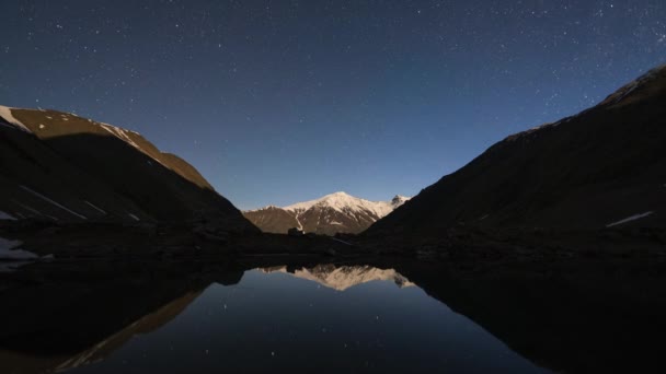 Sterrenhemel nacht en Melkweg tijd vervallen over de bergvallei en een meer. — Stockvideo