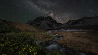 karla kaplı dağlar ve dere üzerinde Samanyolu timelapse