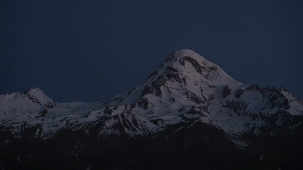 Timelapse del amanecer en las montañas. montaña se ilumina por los rayos del sol — Vídeo de stock