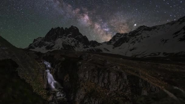 Timelapse. Vía Láctea sobre las Montañas y una cascada — Vídeo de stock