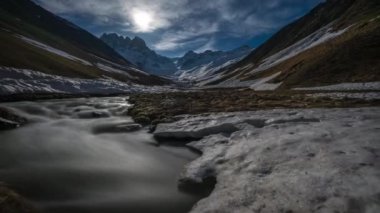ay, dağ vadisi ve nehir zaman atlamalı. Moonrise. karla kaplı dağlar 