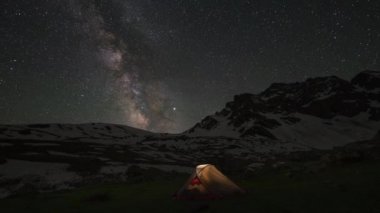 Samanyolu ve dağlarda bir çadır zaman atlamalı