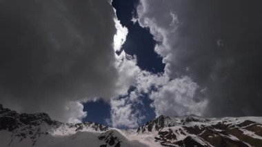 dağların ve bulutların zaman atlamalı. bulutların arkasındaki güneş 