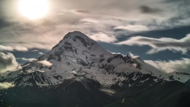 Zeitraffer des Sonnenuntergangs in den schneebedeckten Bergen — Stockvideo