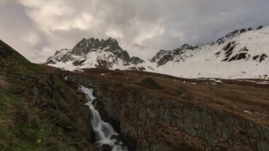 Timelapse. Dağlarda gün batımı. dağlarla çevrili şelale