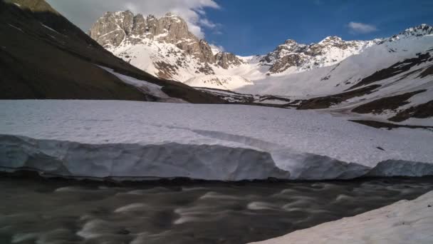 Zeitraffer des Sonnenuntergangs in den Bergen. Fluss fließt neben dem Gletscher — Stockvideo