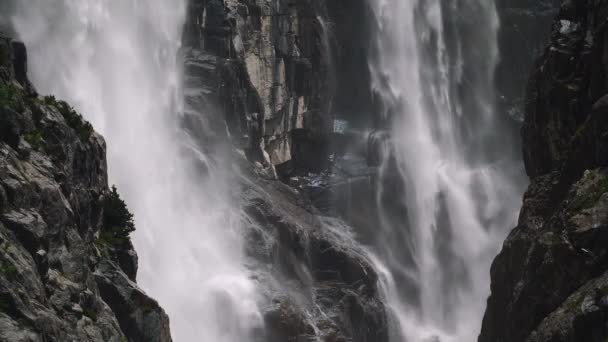 岩を流れる滝. — ストック動画